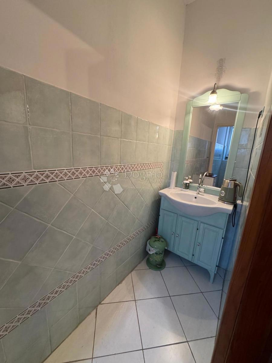 Locale commerciale Sušak, Rijeka, 53m2