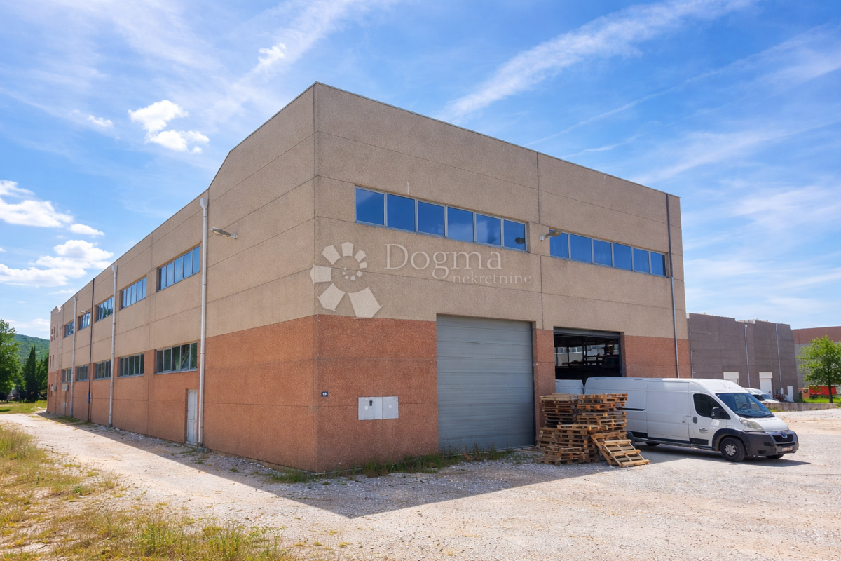 Capannone ad uso magazzino e commerciale 2.199,80 m²