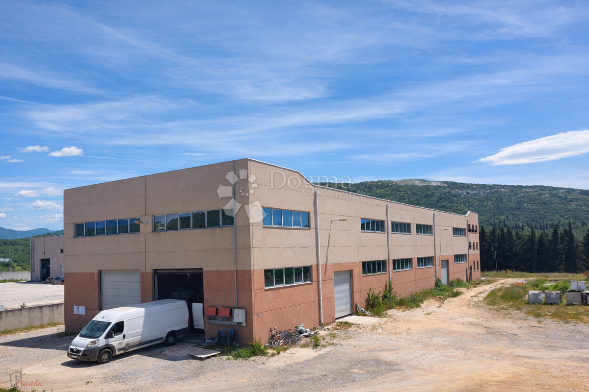 Capannone ad uso magazzino e commerciale 2.199,80 m²