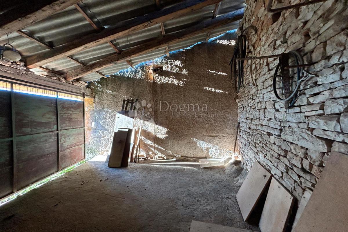 KANFANAR – casa in pietra con un bellissimo giardino soleggiato