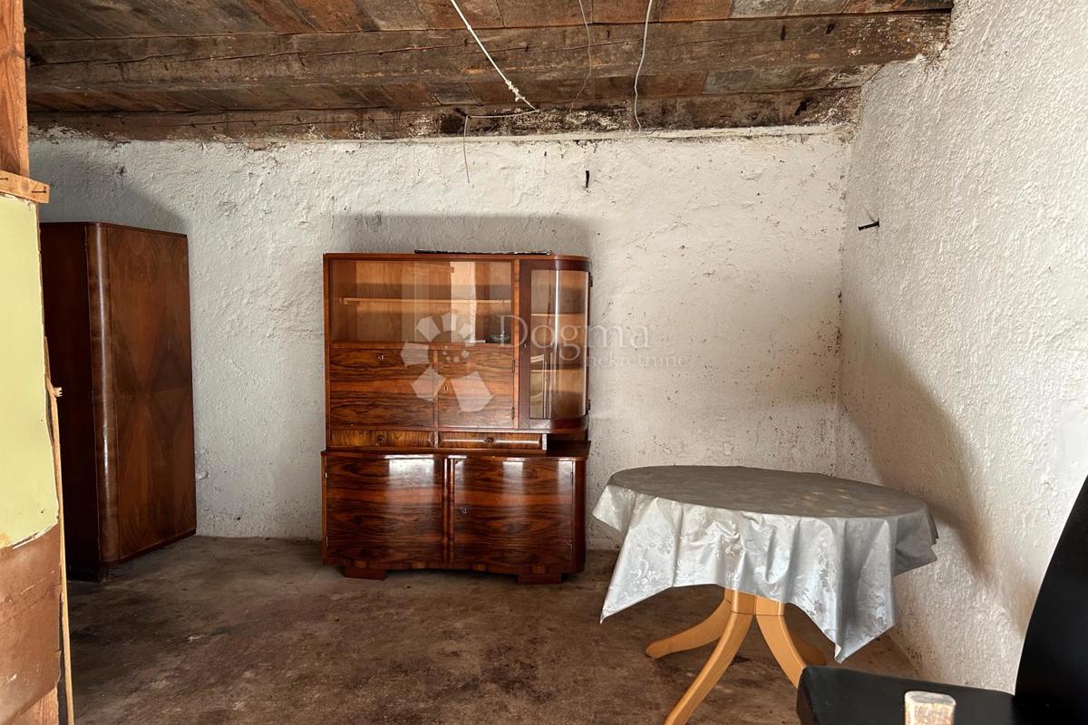 KANFANAR – casa in pietra con un bellissimo giardino soleggiato