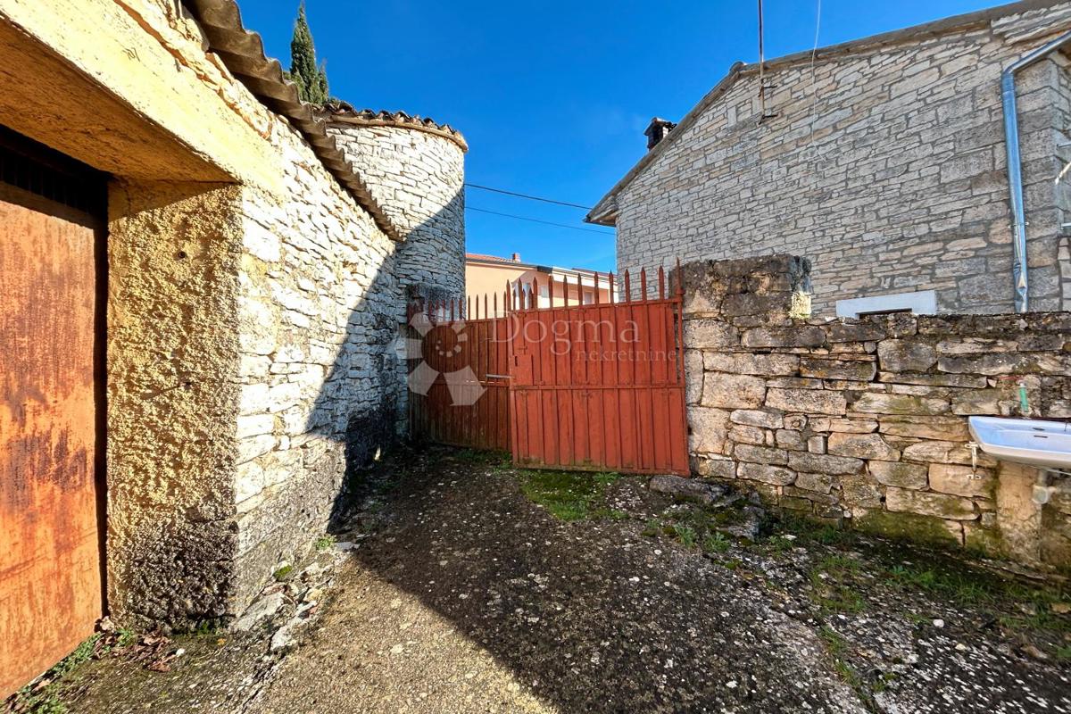 KANFANAR – casa in pietra con un bellissimo giardino soleggiato