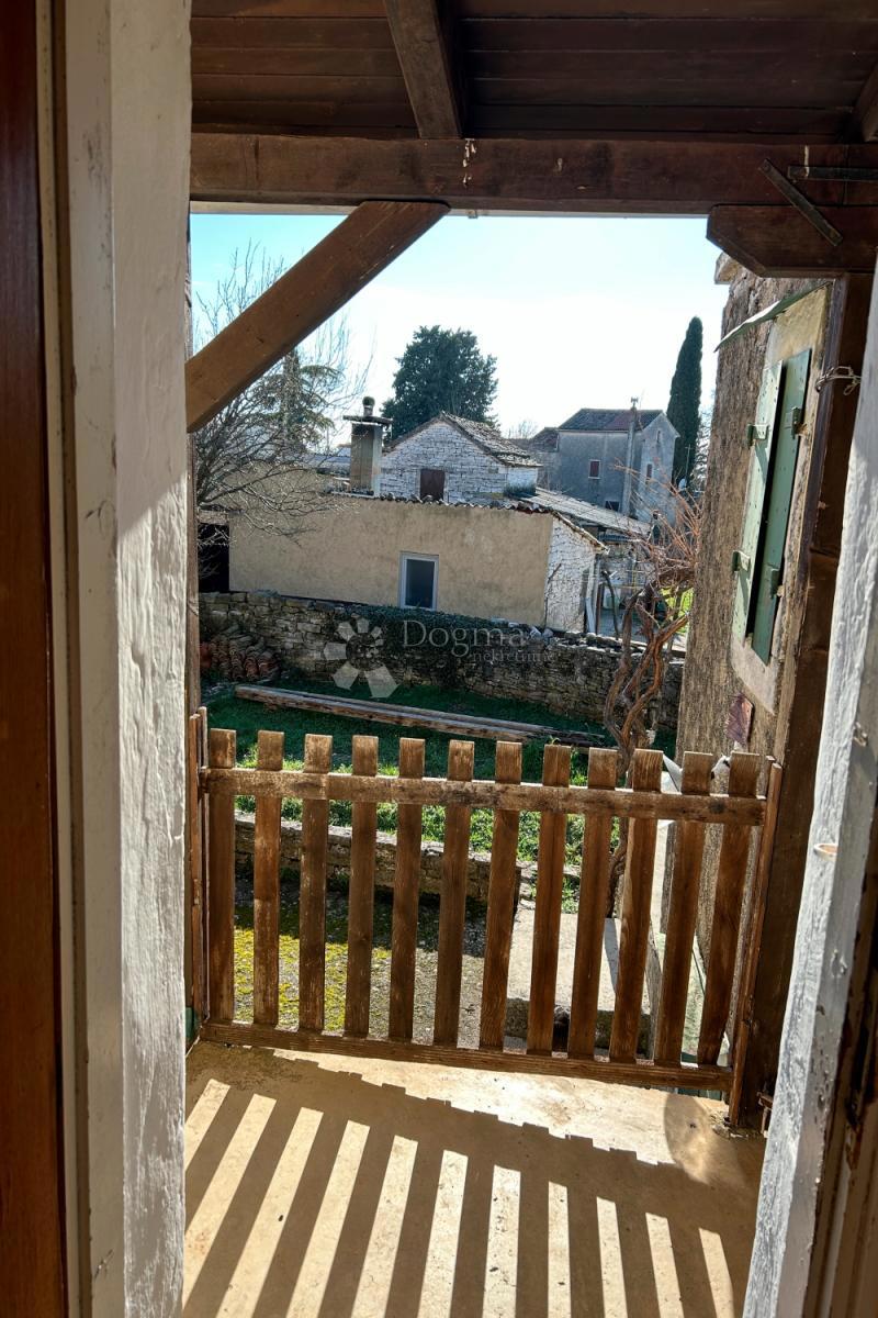 KANFANAR – casa in pietra con un bellissimo giardino soleggiato