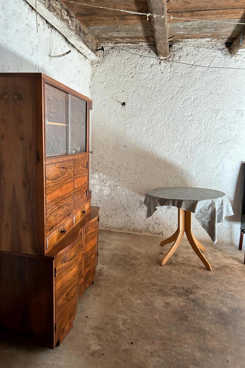 KANFANAR – casa in pietra con un bellissimo giardino soleggiato