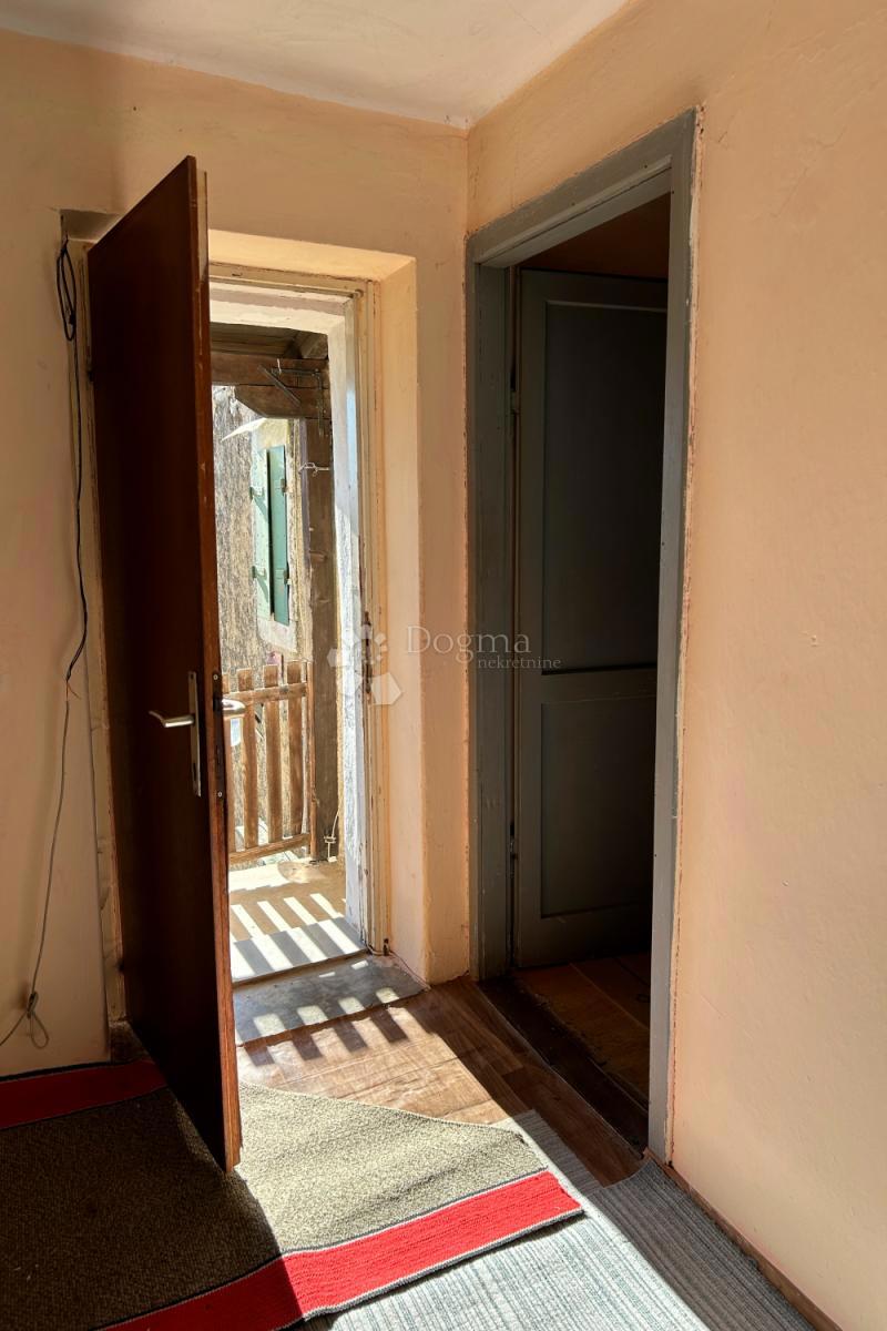 KANFANAR – casa in pietra con un bellissimo giardino soleggiato