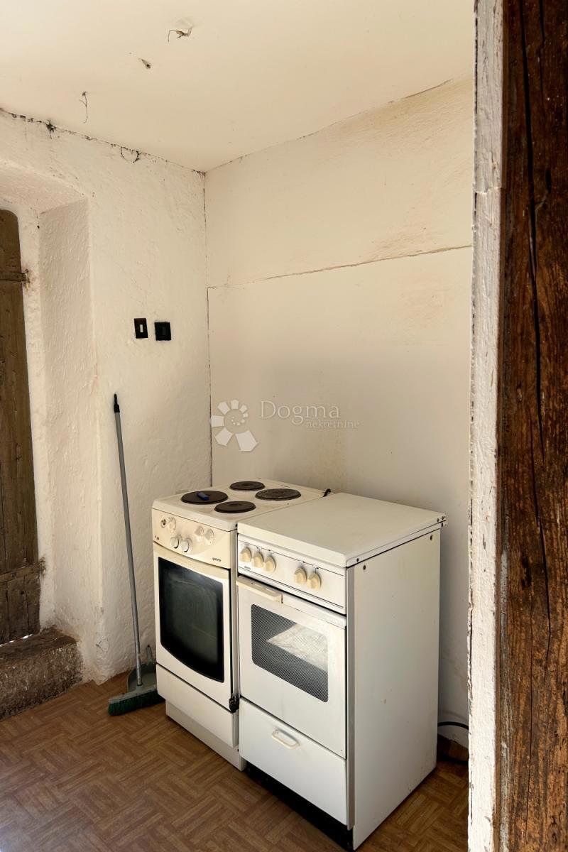 KANFANAR – casa in pietra con un bellissimo giardino soleggiato