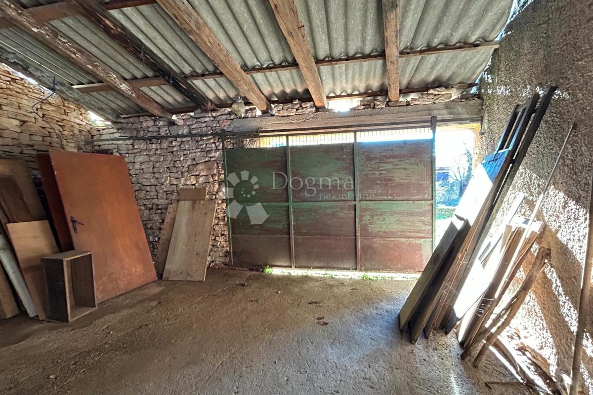 KANFANAR – casa in pietra con un bellissimo giardino soleggiato