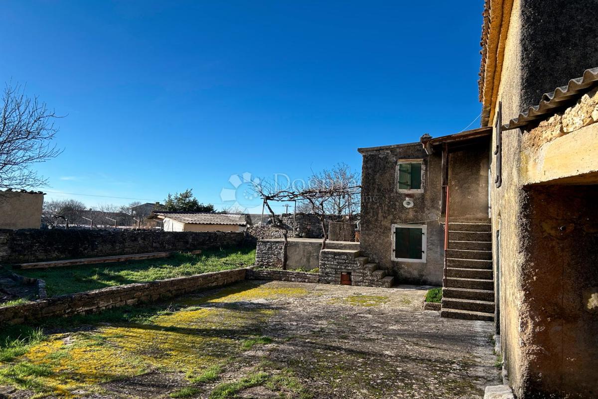 KANFANAR – casa in pietra con un bellissimo giardino soleggiato