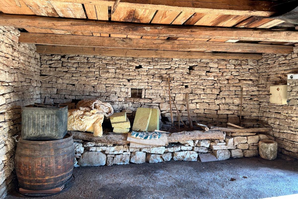 KANFANAR – casa in pietra con un bellissimo giardino soleggiato