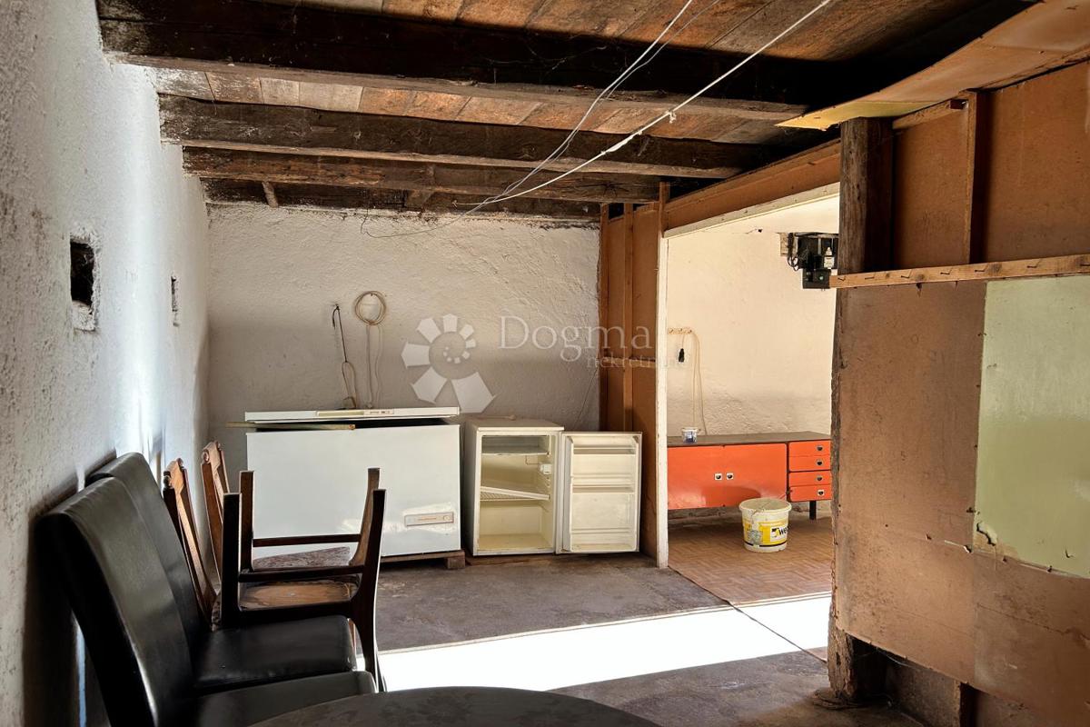 KANFANAR – casa in pietra con un bellissimo giardino soleggiato