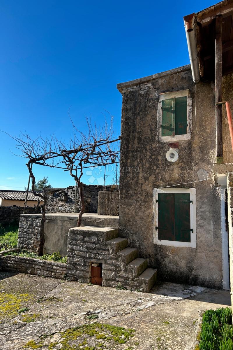 KANFANAR – casa in pietra con un bellissimo giardino soleggiato