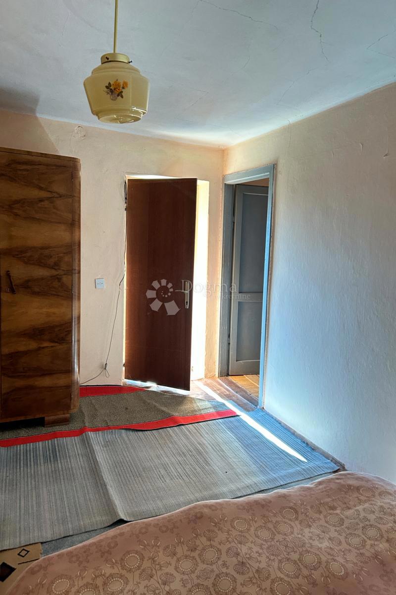 KANFANAR – casa in pietra con un bellissimo giardino soleggiato