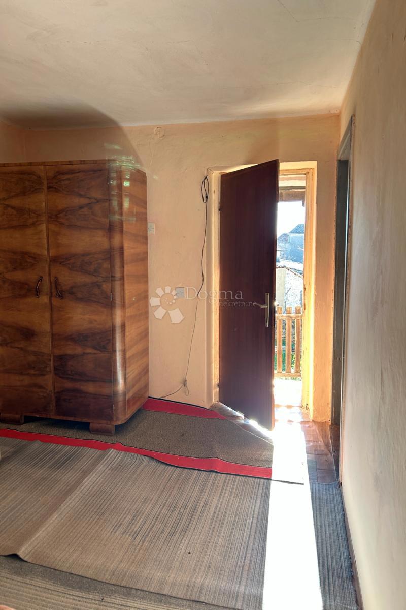 KANFANAR – casa in pietra con un bellissimo giardino soleggiato