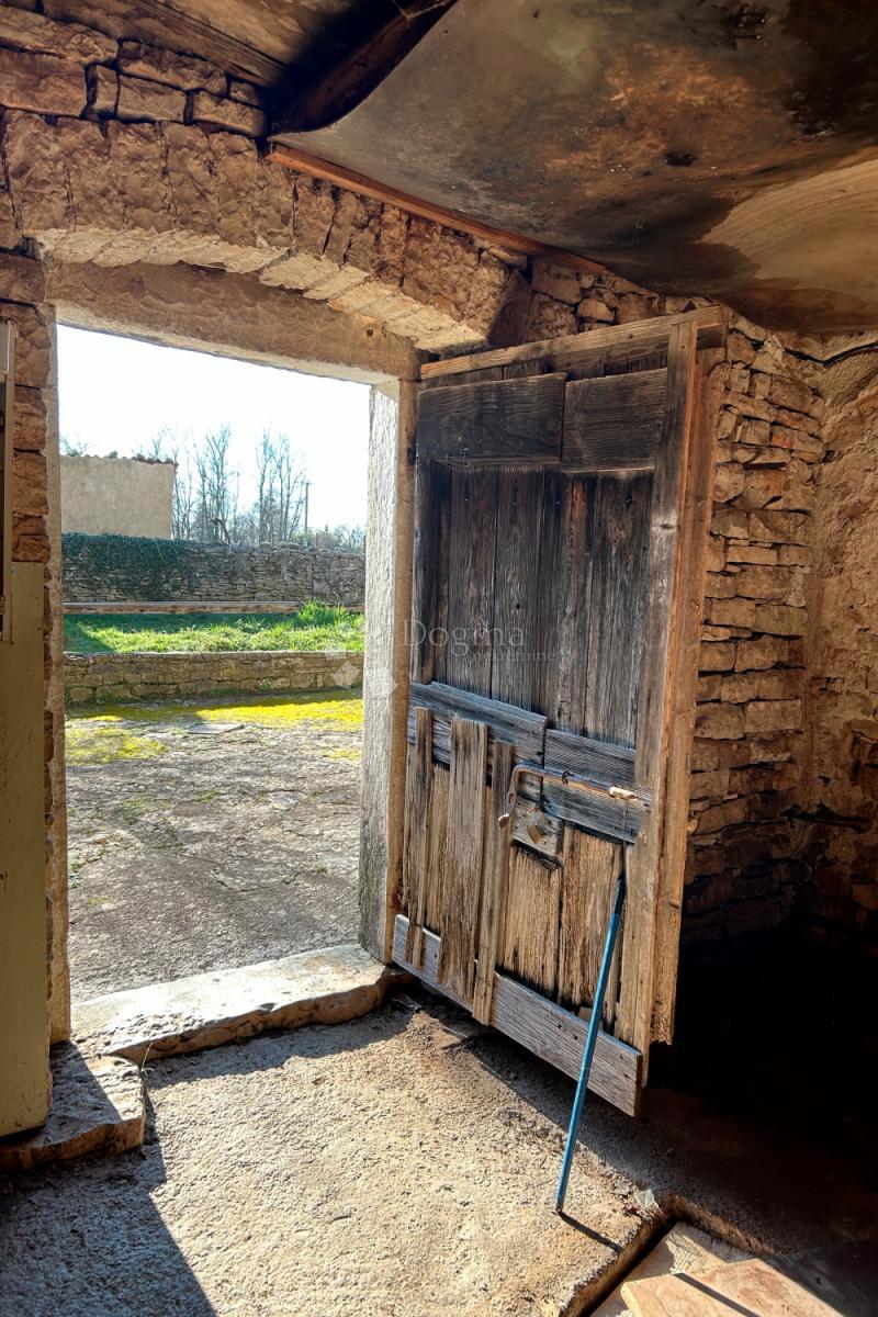 KANFANAR – casa in pietra con un bellissimo giardino soleggiato