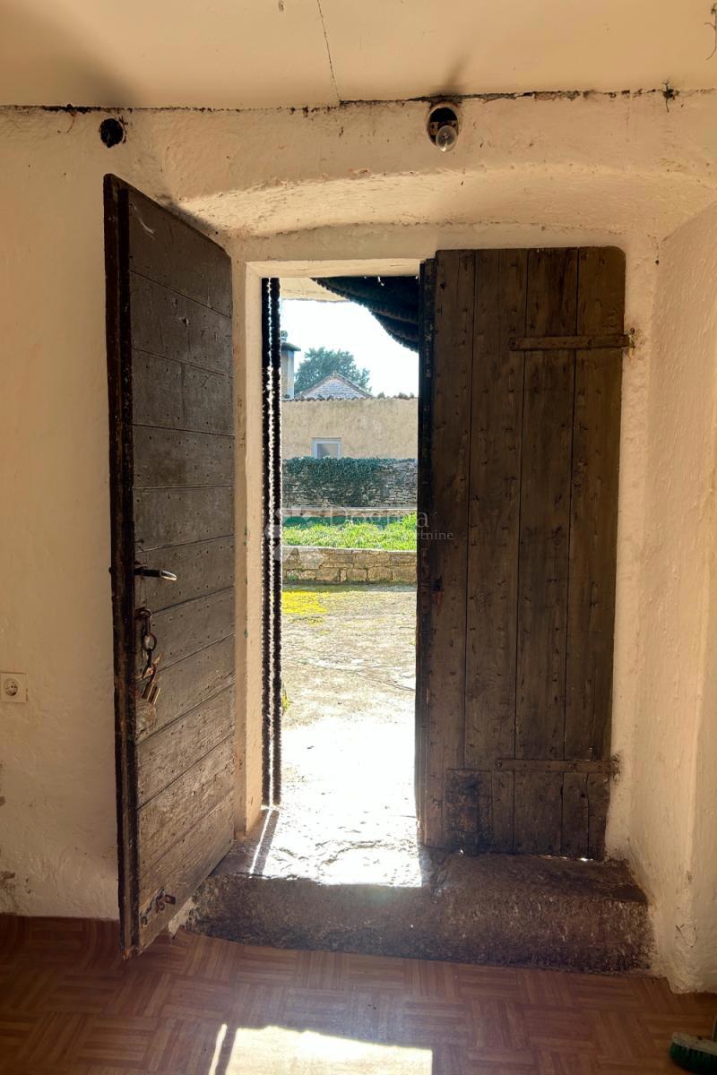 KANFANAR – casa in pietra con un bellissimo giardino soleggiato