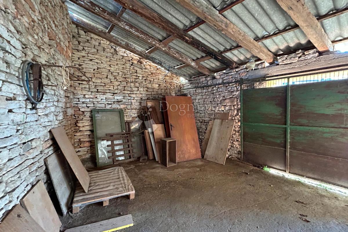 KANFANAR – casa in pietra con un bellissimo giardino soleggiato