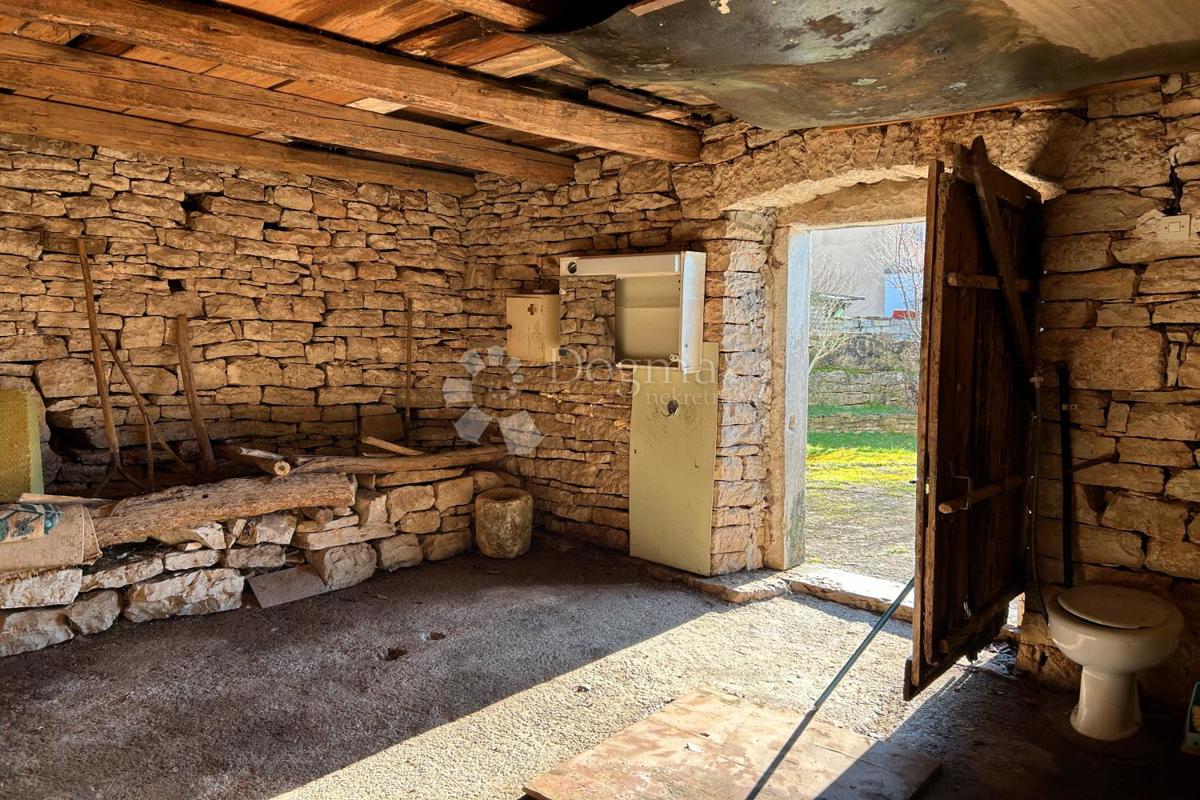 KANFANAR – casa in pietra con un bellissimo giardino soleggiato