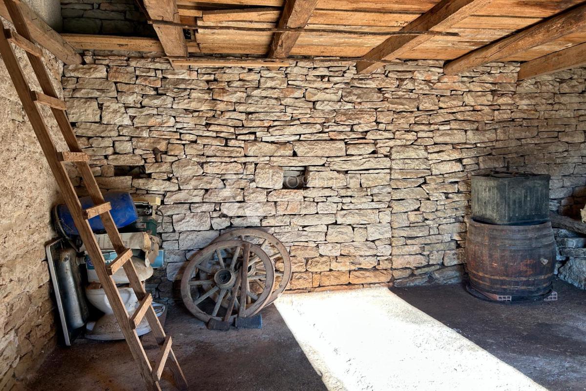 KANFANAR – casa in pietra con un bellissimo giardino soleggiato