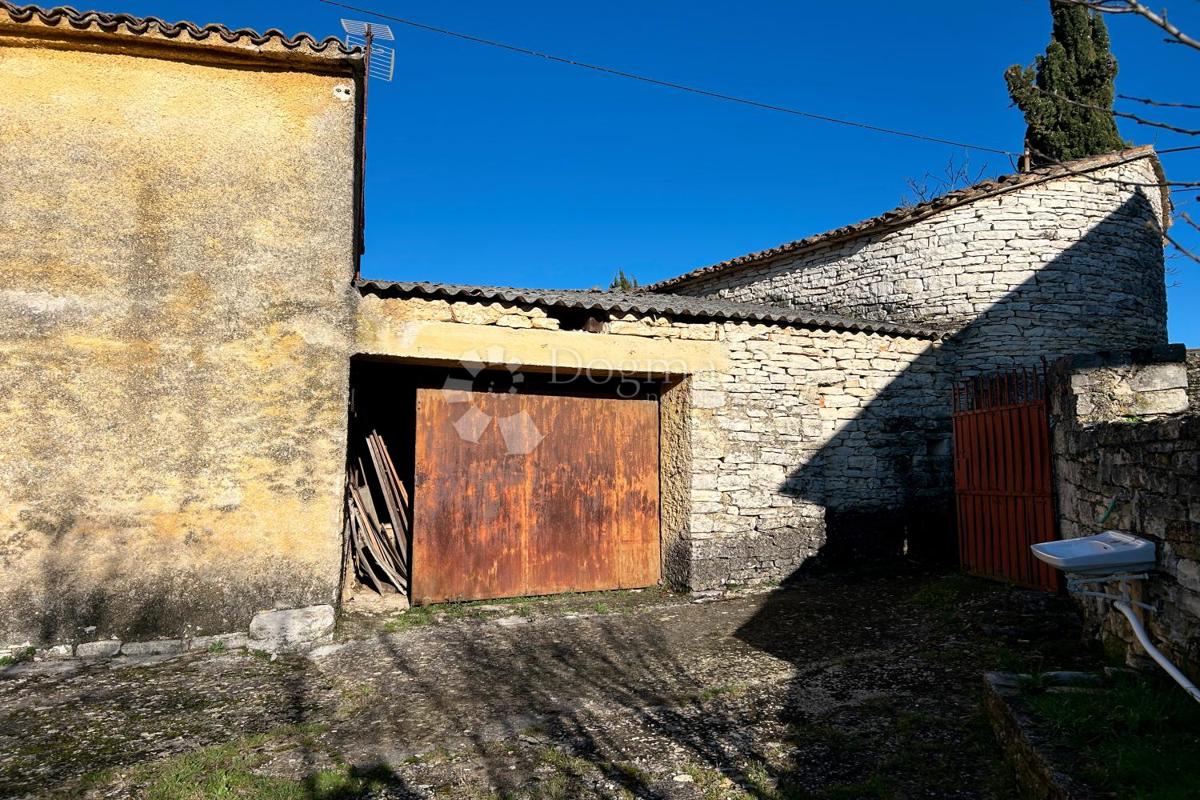 KANFANAR – casa in pietra con un bellissimo giardino soleggiato