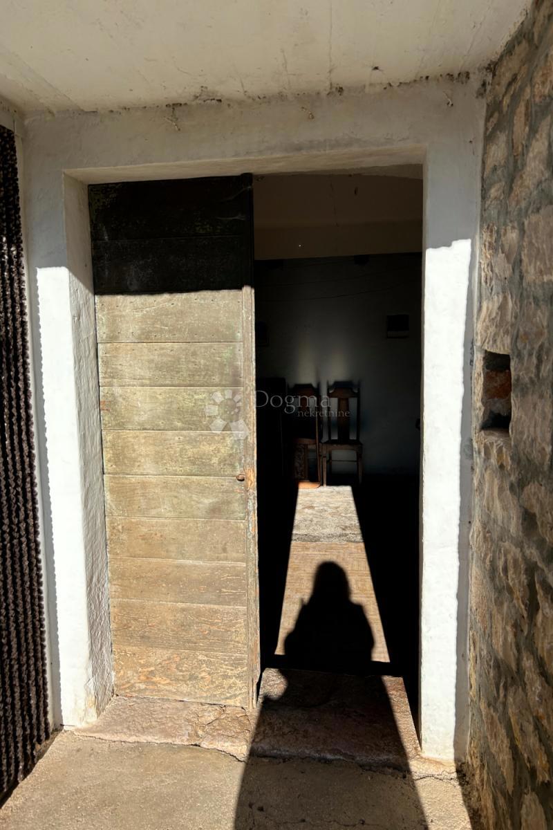 KANFANAR – casa in pietra con un bellissimo giardino soleggiato