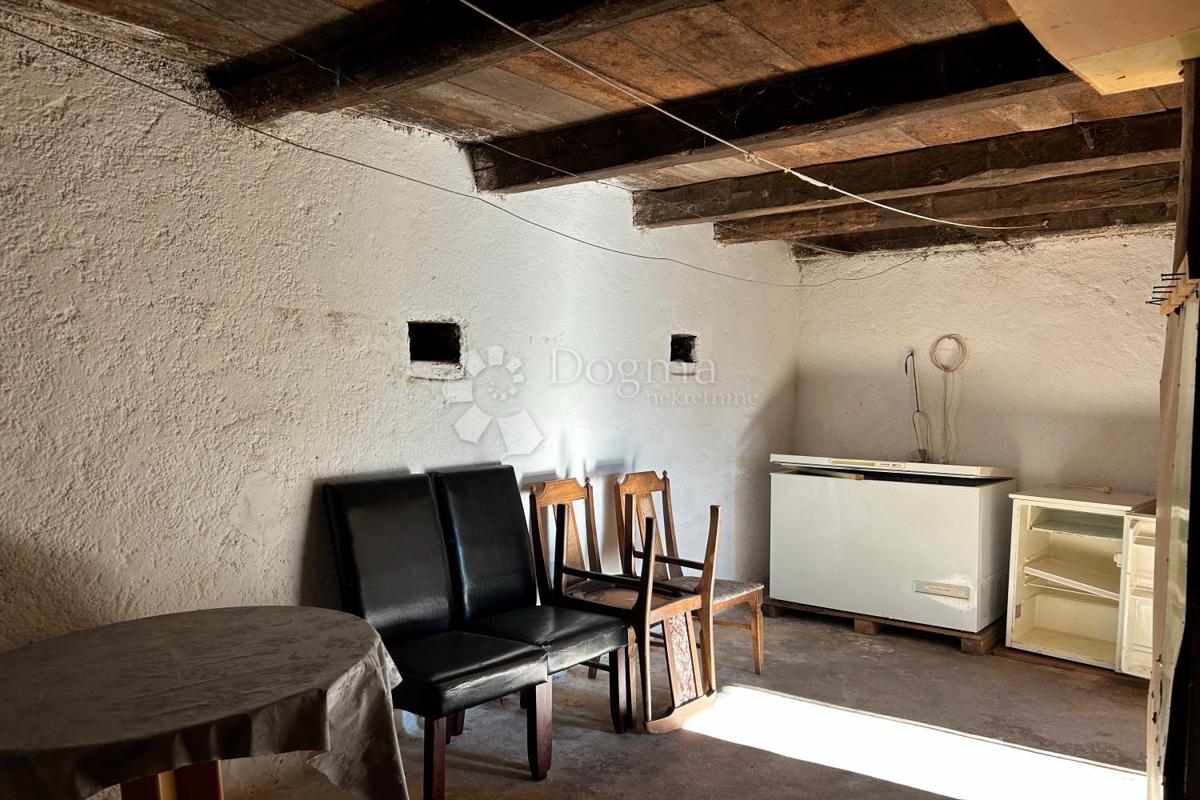 KANFANAR – casa in pietra con un bellissimo giardino soleggiato