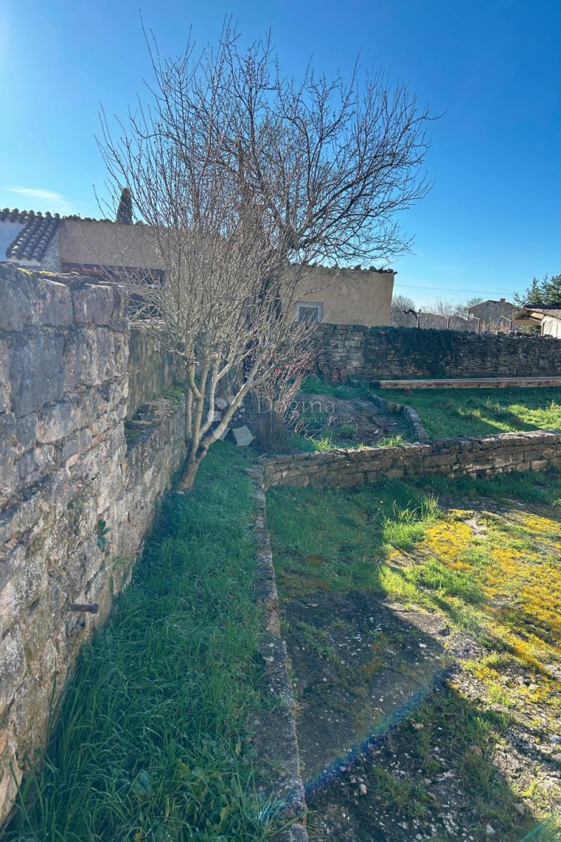 KANFANAR – casa in pietra con un bellissimo giardino soleggiato