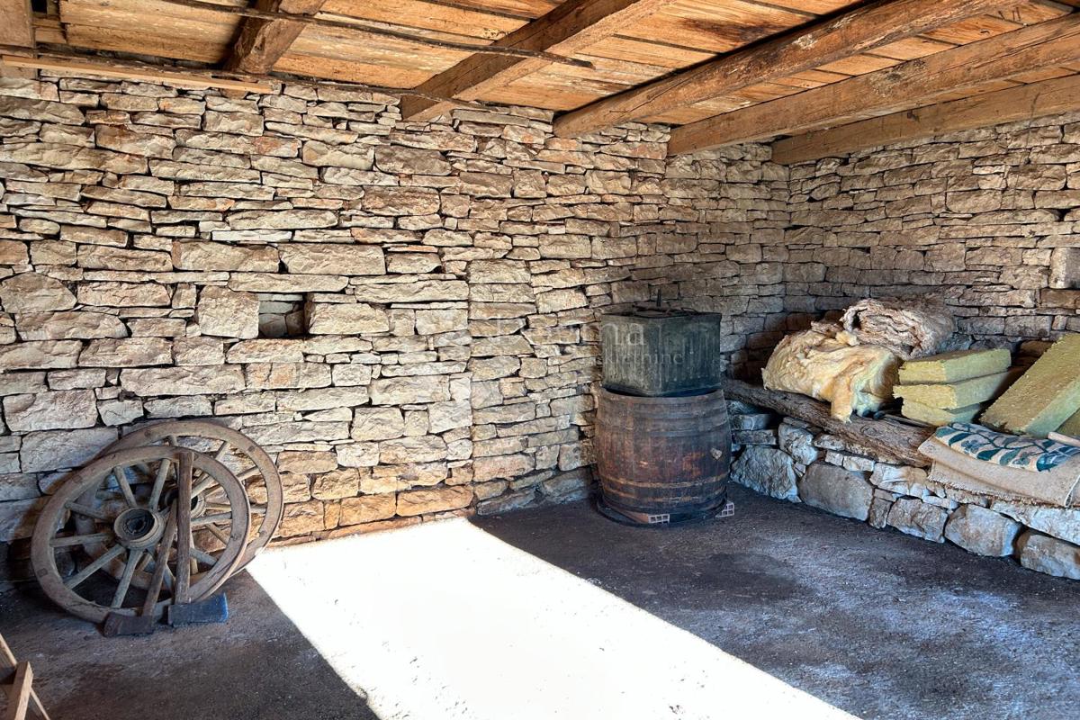 KANFANAR – casa in pietra con un bellissimo giardino soleggiato