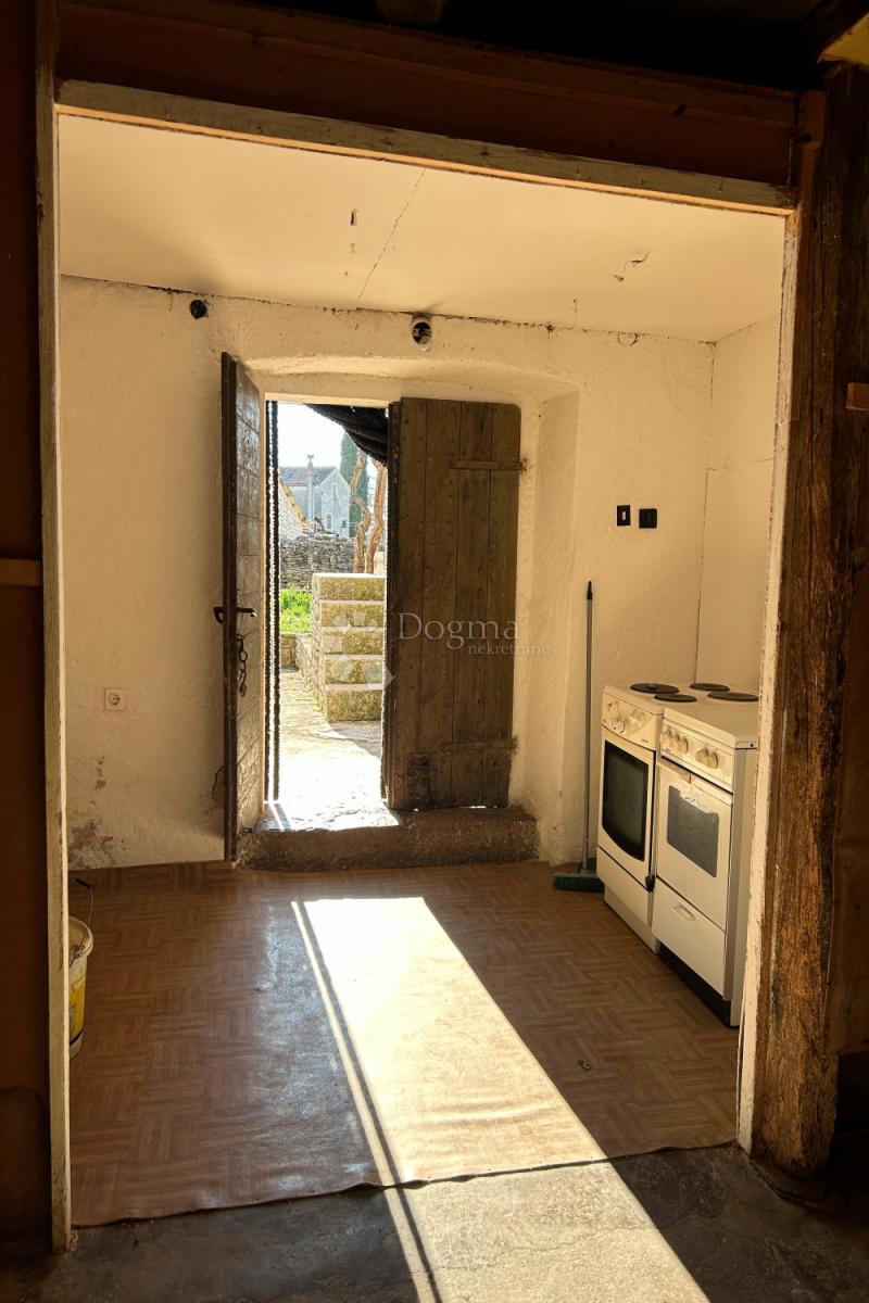 KANFANAR – casa in pietra con un bellissimo giardino soleggiato