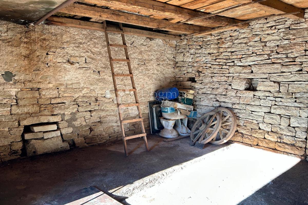 KANFANAR – casa in pietra con un bellissimo giardino soleggiato