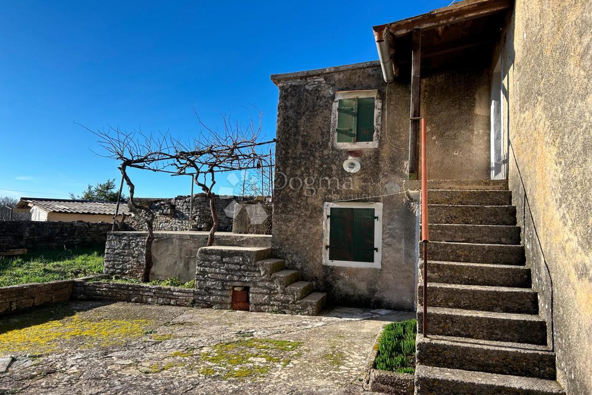 KANFANAR – casa in pietra con un bellissimo giardino soleggiato