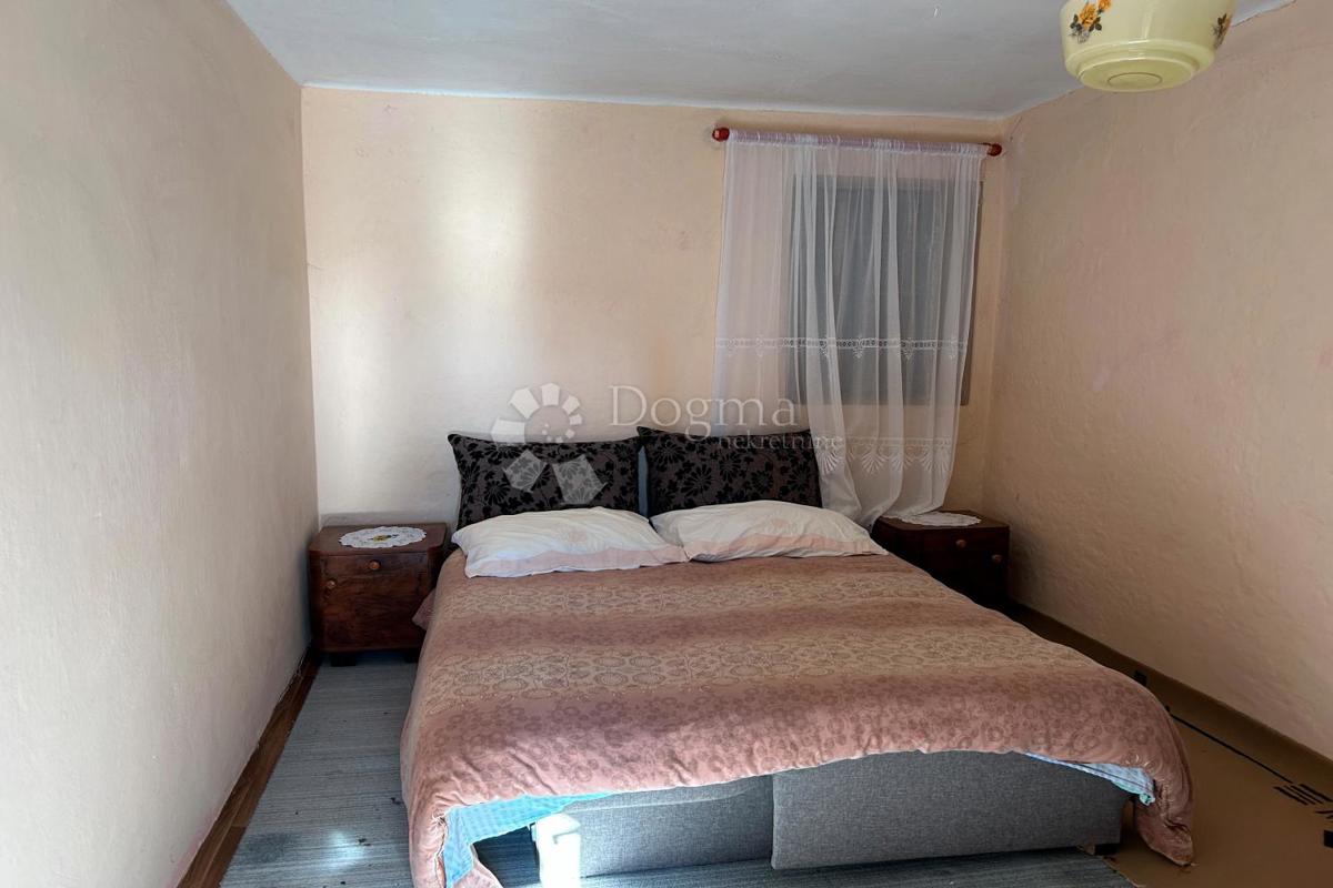 KANFANAR – casa in pietra con un bellissimo giardino soleggiato