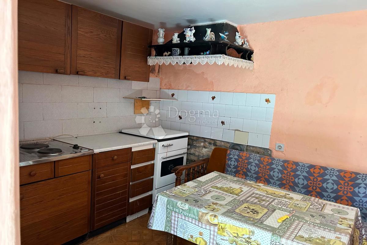 KANFANAR – casa in pietra con un bellissimo giardino soleggiato