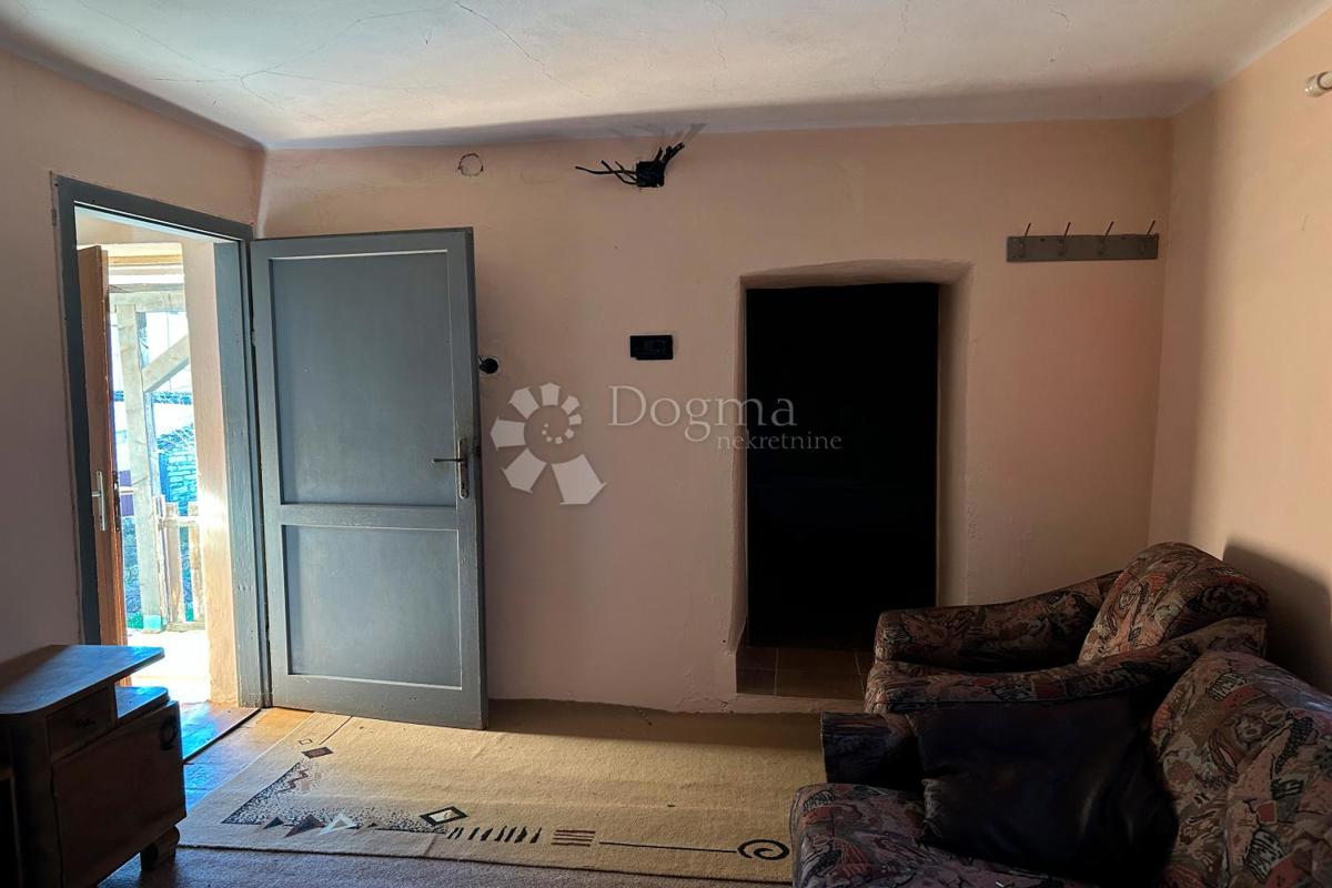 KANFANAR – casa in pietra con un bellissimo giardino soleggiato