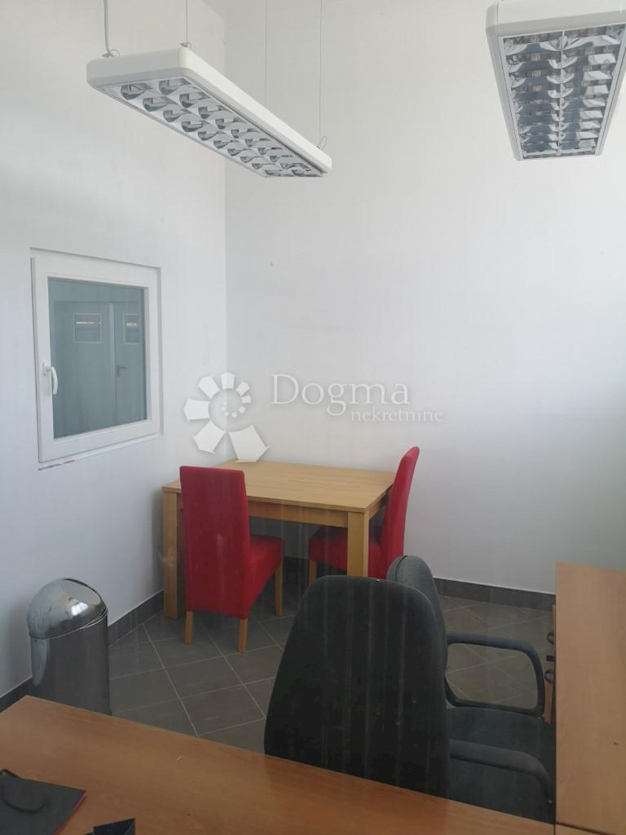 Locale commerciale Ravna Gora, 1.000m2