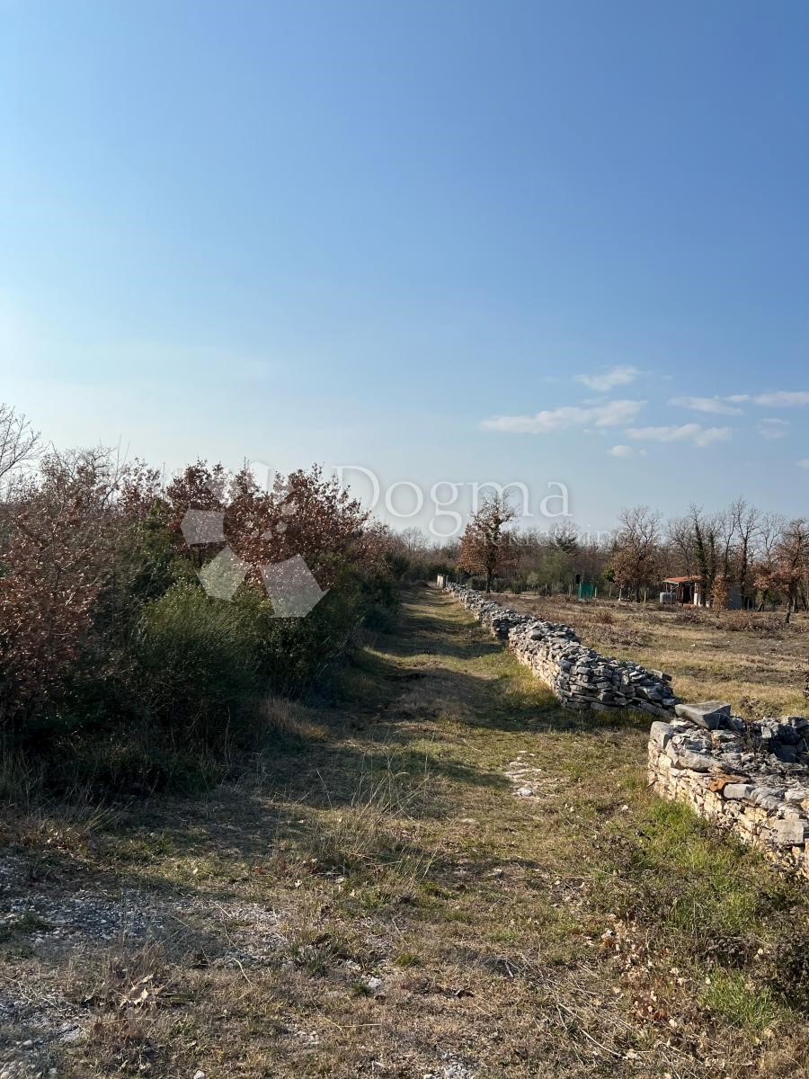 Terreno agricolo in vendita a Peroj