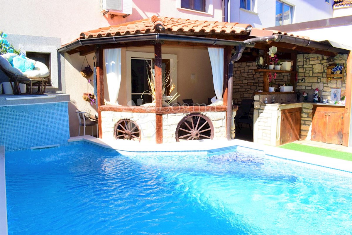 ESCLUSIVA CASA UNICA CON PISCINA