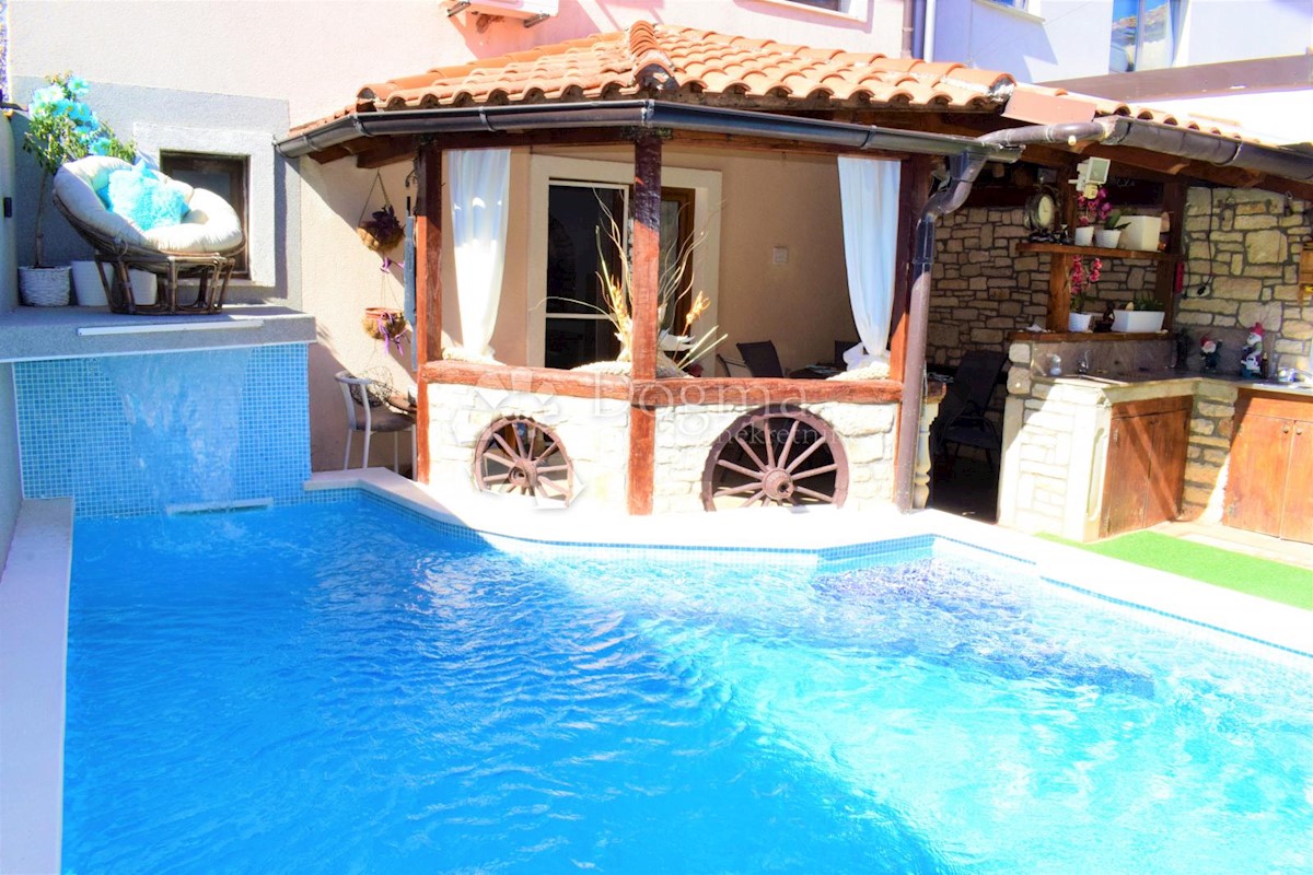 ESCLUSIVA CASA UNICA CON PISCINA