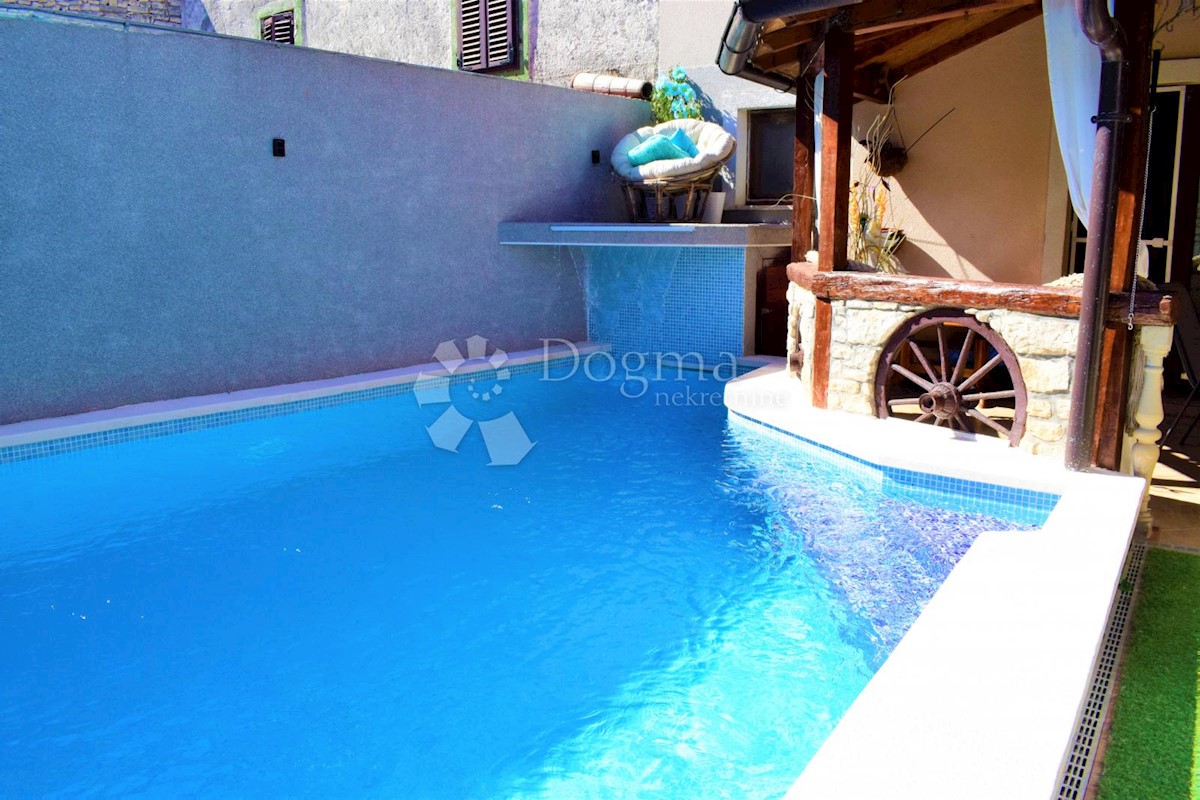 ESCLUSIVA CASA UNICA CON PISCINA