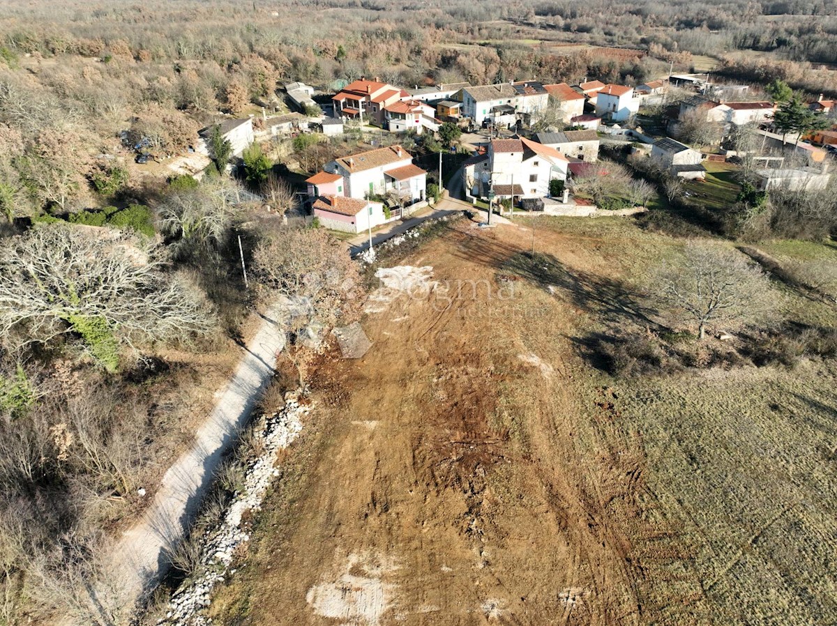 BELLISSIMO TERRENO EDIFICABILE IN POSIZIONE TRANQUILLA 879 m2