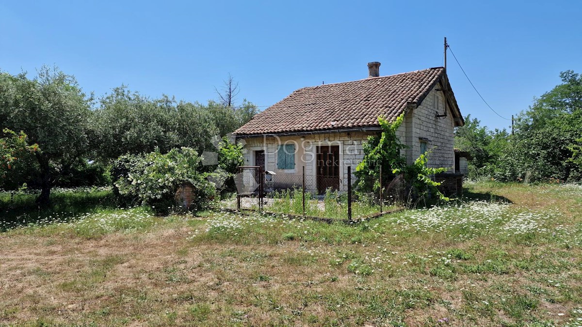 Opportunità di investimento, possibilità di costruire 3 piani x 500 m2, casa in pietra a 1 km dal mare