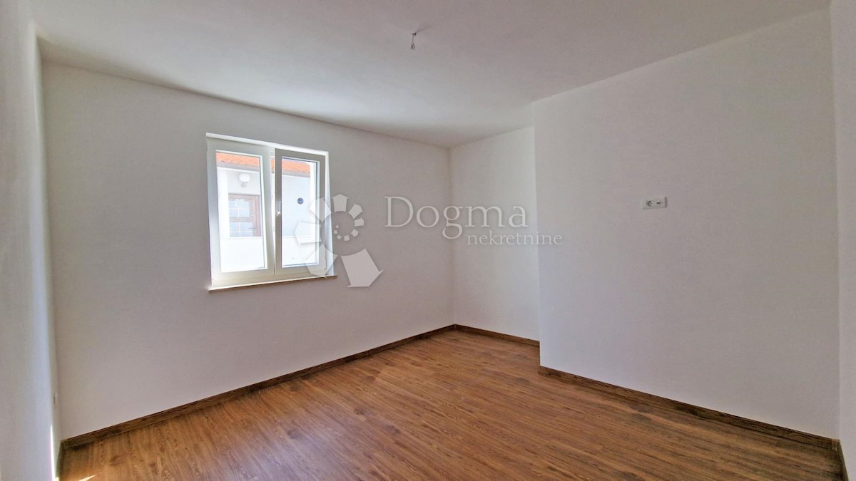 CASA CON 3 APPARTAMENTI, CIASCUNO DI 106 M2, VISTA MARE, 300 M DAL MARE, PISCINA - POSIZIONE TOP!