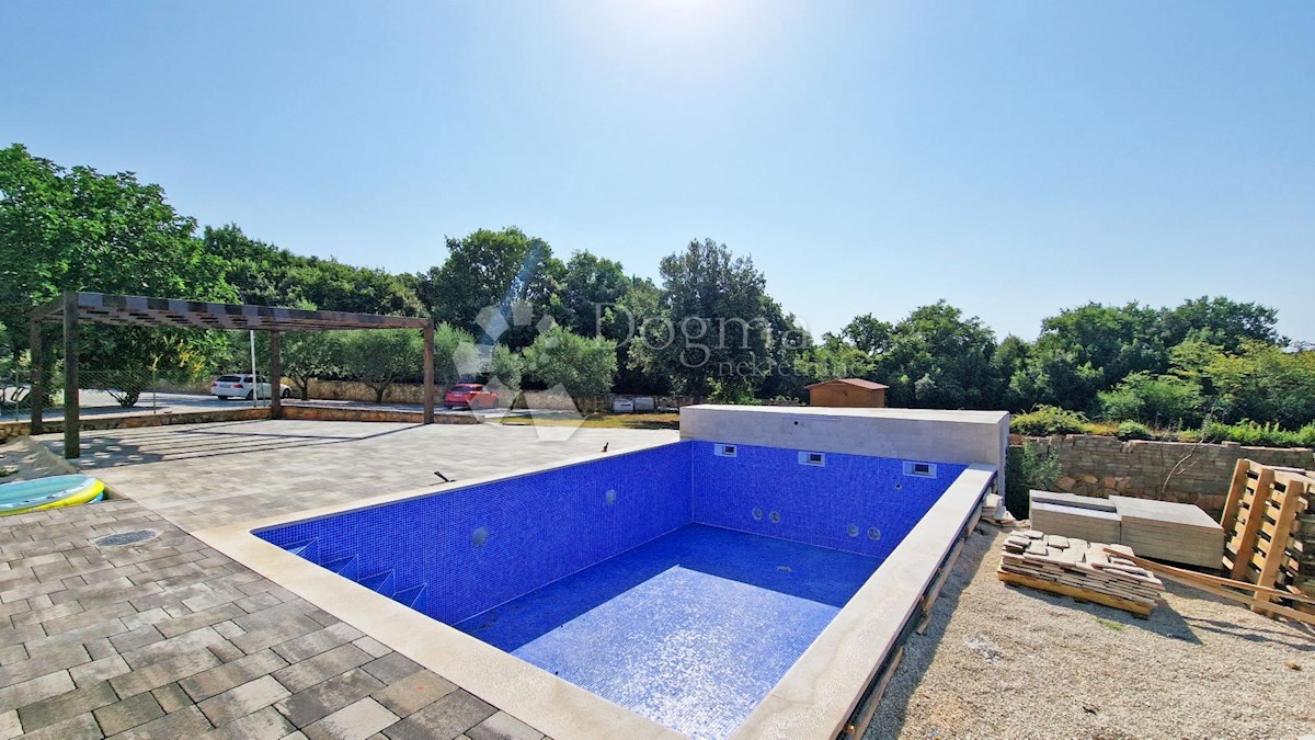 CASA CON 3 APPARTAMENTI, CIASCUNO DI 106 M2, VISTA MARE, 300 M DAL MARE, PISCINA - POSIZIONE TOP!