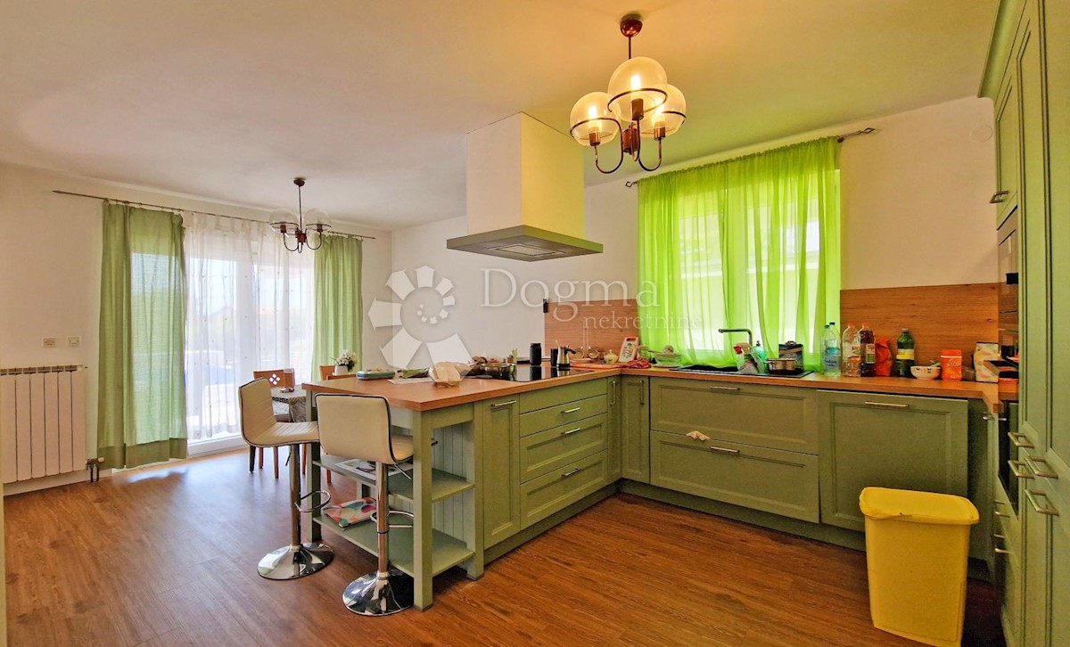 CASA CON 3 APPARTAMENTI, CIASCUNO DI 106 M2, VISTA MARE, 300 M DAL MARE, PISCINA - POSIZIONE TOP!