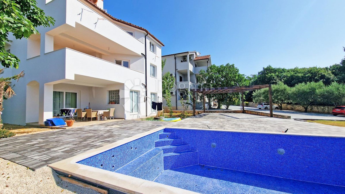 CASA CON 3 APPARTAMENTI, CIASCUNO DI 106 M2, VISTA MARE, 300 M DAL MARE, PISCINA - POSIZIONE TOP!