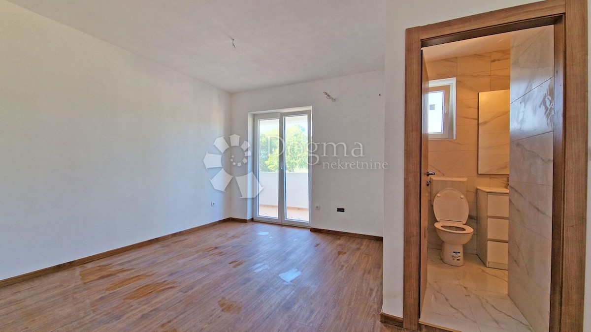 CASA CON 3 APPARTAMENTI, CIASCUNO DI 106 M2, VISTA MARE, 300 M DAL MARE, PISCINA - POSIZIONE TOP!