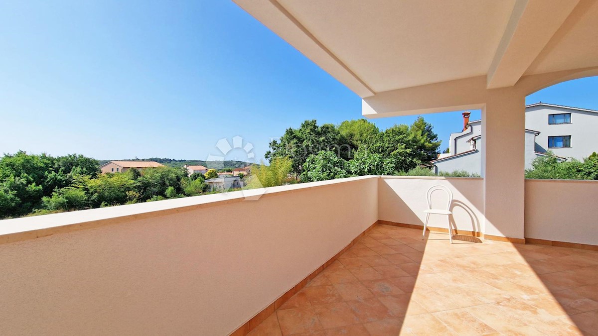 CASA CON 3 APPARTAMENTI, CIASCUNO DI 106 M2, VISTA MARE, 300 M DAL MARE, PISCINA - POSIZIONE TOP!