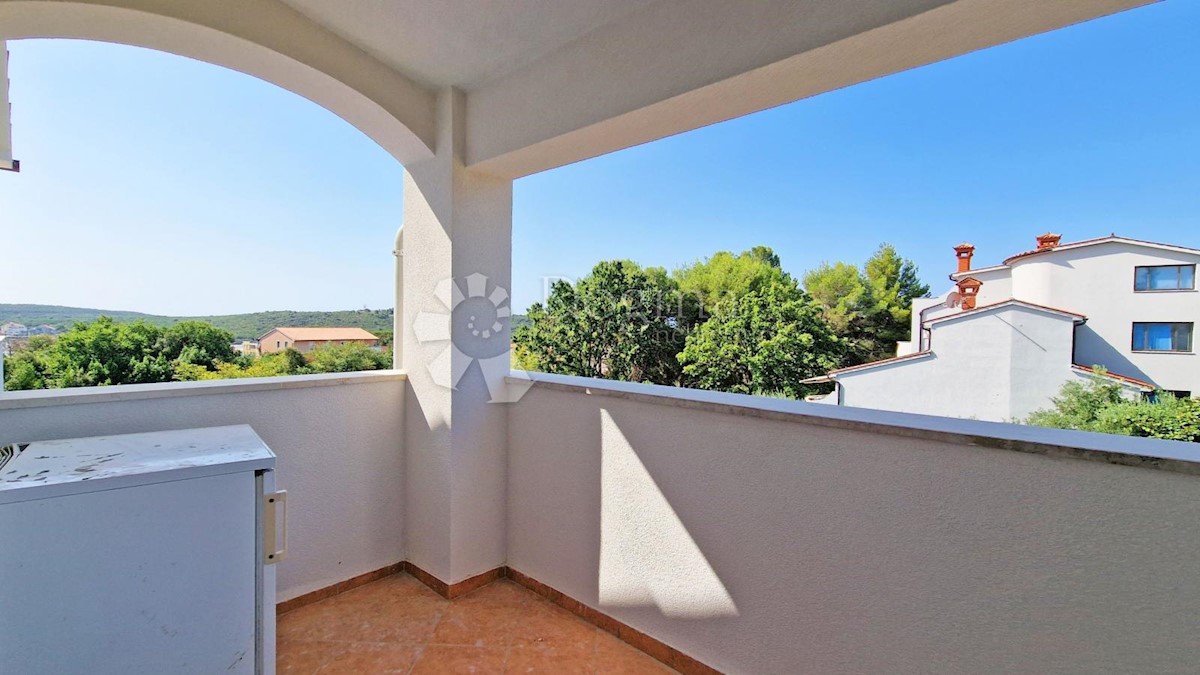 CASA CON 3 APPARTAMENTI, CIASCUNO DI 106 M2, VISTA MARE, 300 M DAL MARE, PISCINA - POSIZIONE TOP!