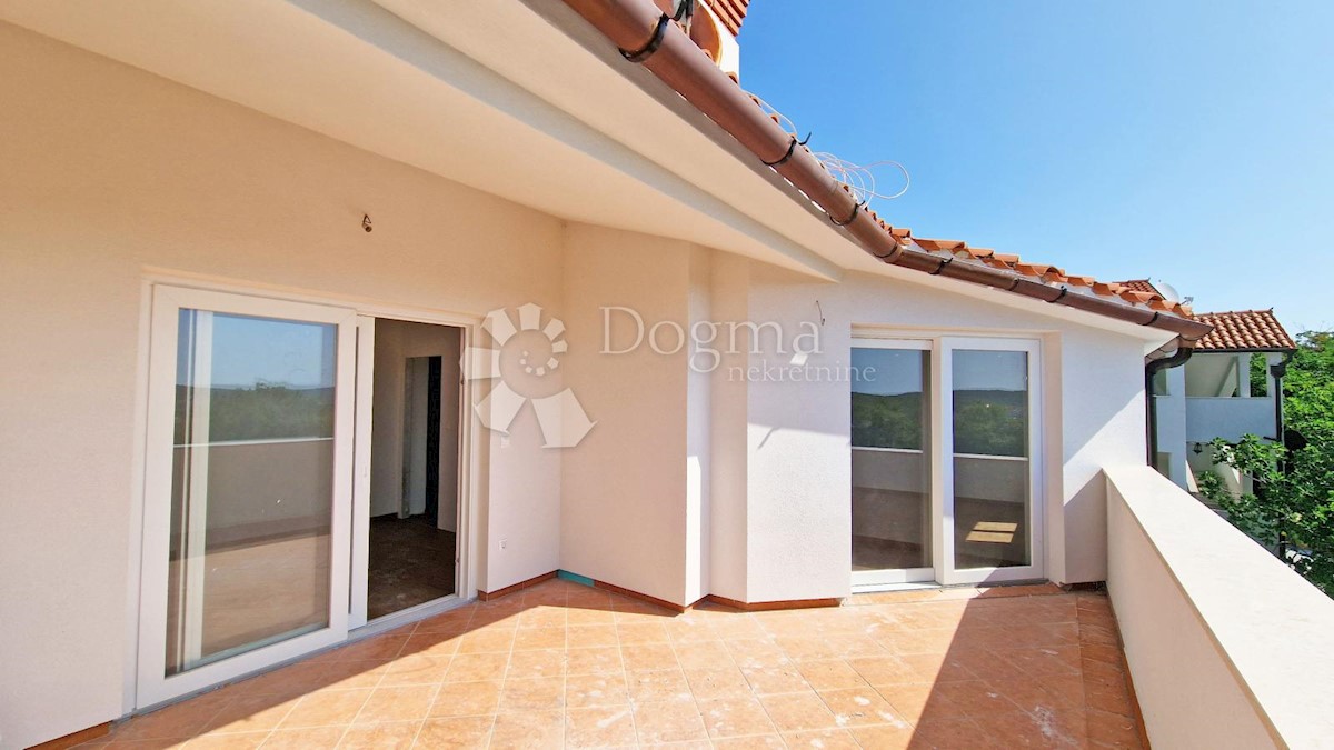 CASA CON 3 APPARTAMENTI, CIASCUNO DI 106 M2, VISTA MARE, 300 M DAL MARE, PISCINA - POSIZIONE TOP!