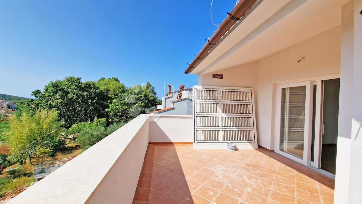 CASA CON 3 APPARTAMENTI, CIASCUNO DI 106 M2, VISTA MARE, 300 M DAL MARE, PISCINA - POSIZIONE TOP!