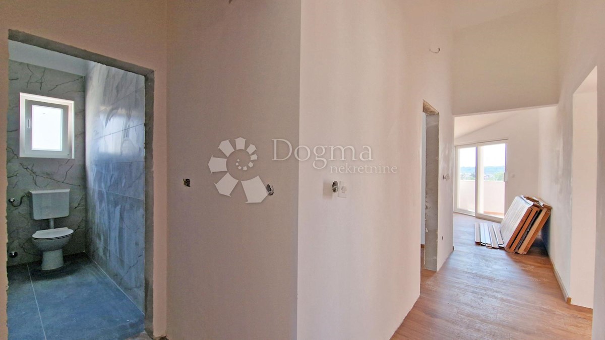 CASA CON 3 APPARTAMENTI, CIASCUNO DI 106 M2, VISTA MARE, 300 M DAL MARE, PISCINA - POSIZIONE TOP!